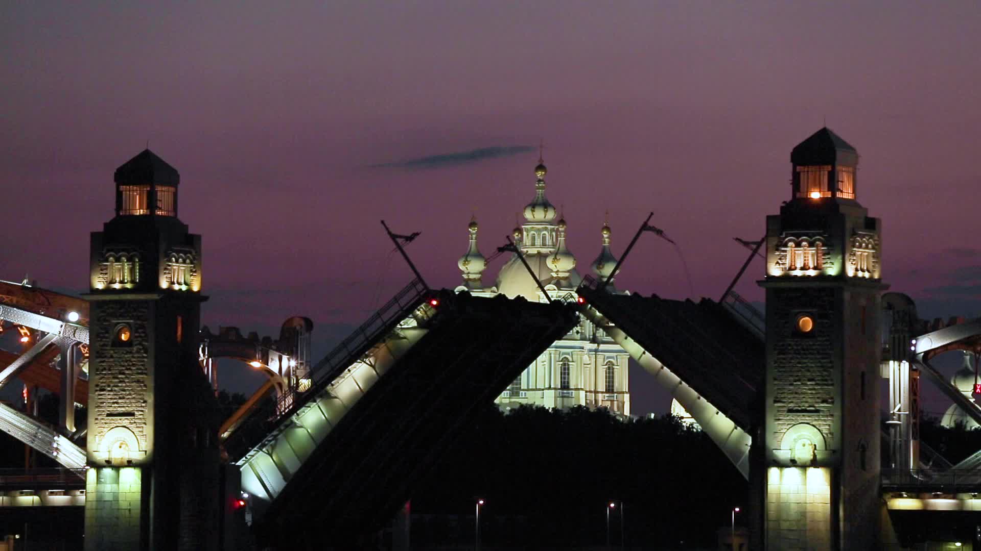 большеохтинский мост разводится