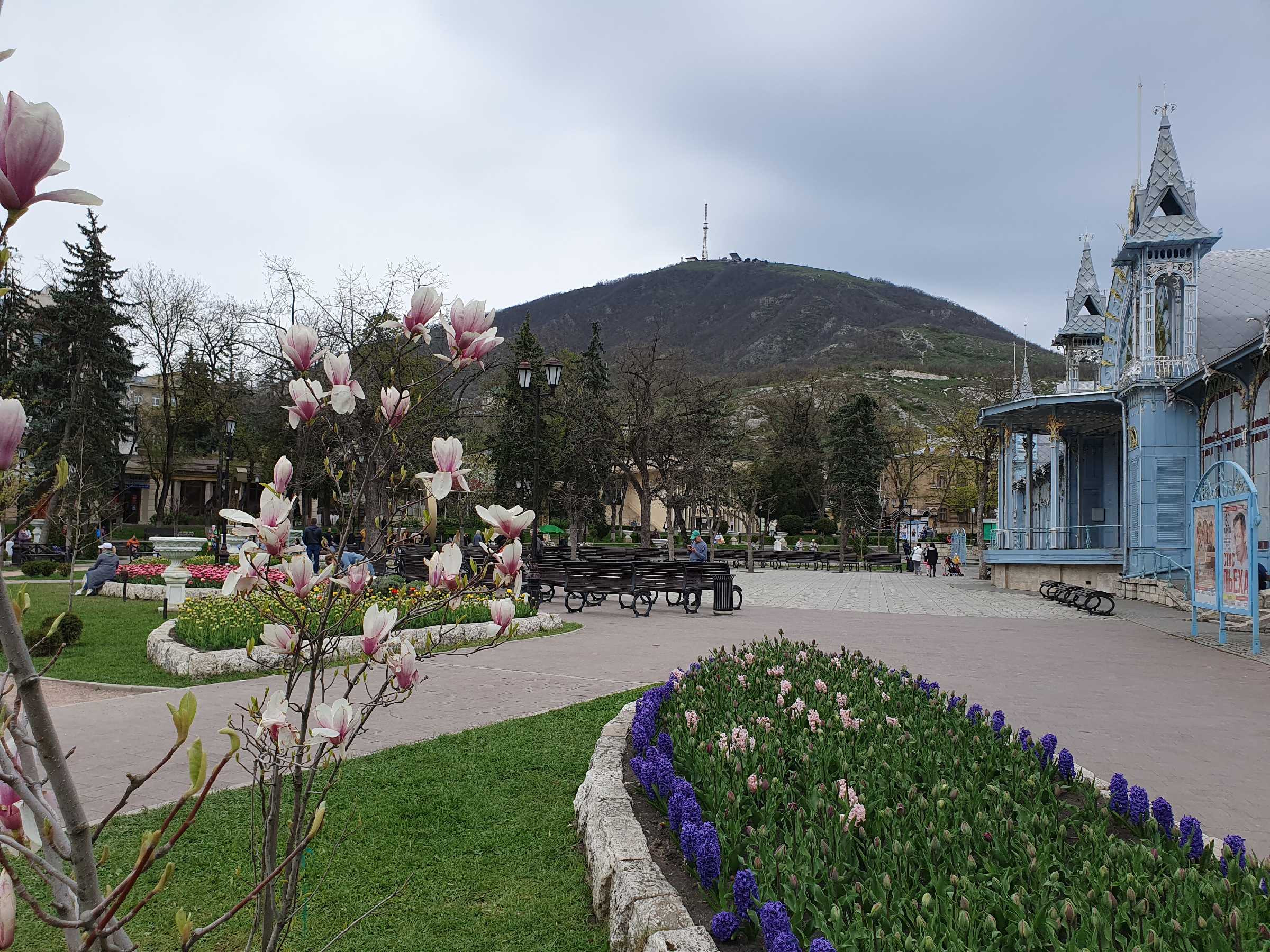 памятник в парке цветник в пятигорске