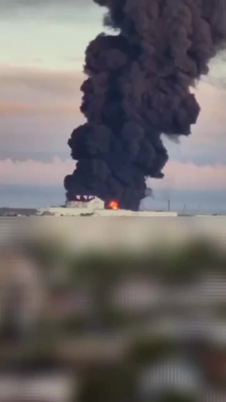 Взрыв нефтебазы в крыму сегодня фото