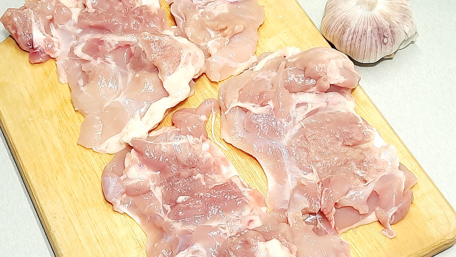 Куриные бёдрышки на сковороде. Филе бедра курицы. Как сделать филе бедра. Филе бедра куры. Как сделать филе бедра.