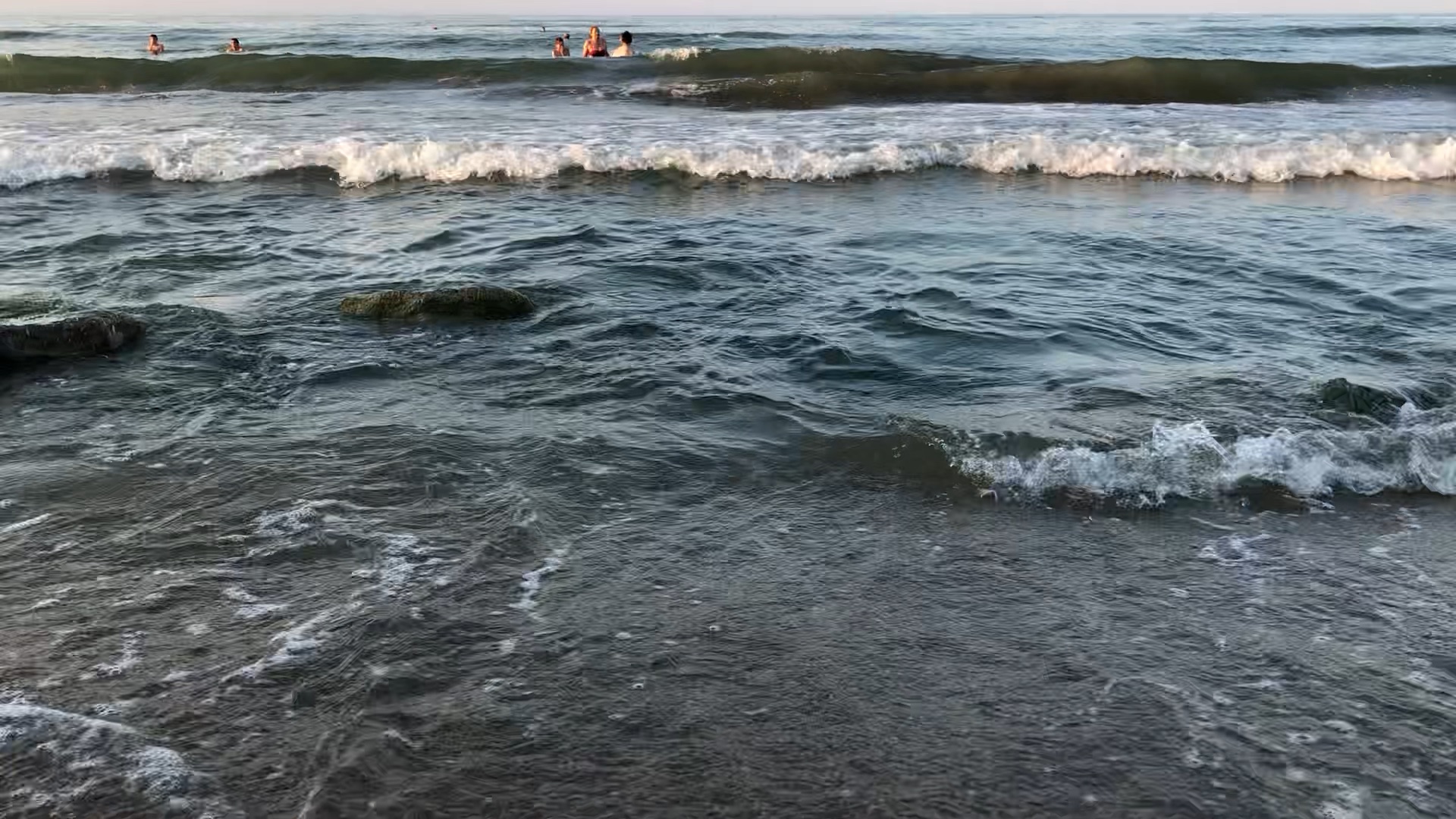 Волнение моря туапсе. Море волнуется. Волнение моря Новороссийск. Пляжи Каспийска Дагестан. Море волнуется реальные фото.