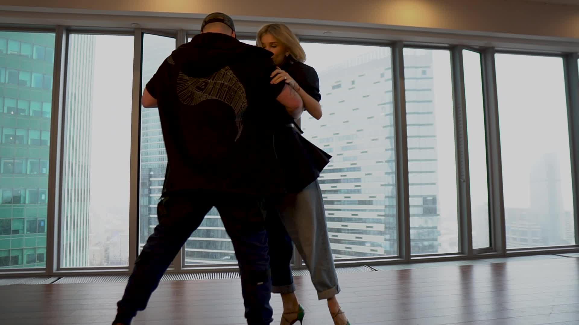 Пьяные девушки в ночных клубах. Жена в ночном клубе. Лапает в медленном танце. Невеста изменяет. Прощальное танго.