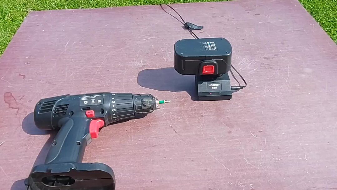 Электрик раскрыл секрет, как легко воскресить батарею шуруповерта ...