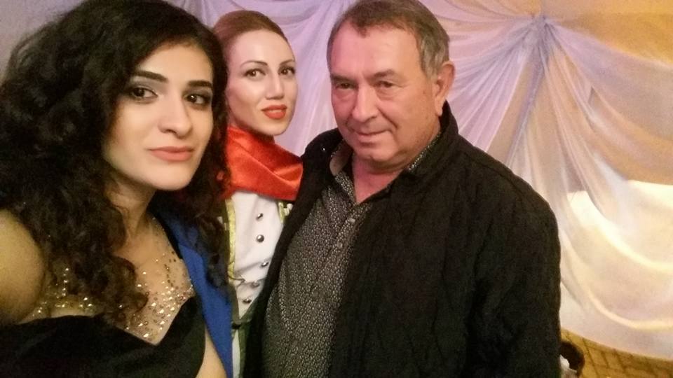 поет кавказец розы. итляшев 2022. поет кавказец розы. поет кавказец розы. шикарная кавказская девушка с розами.