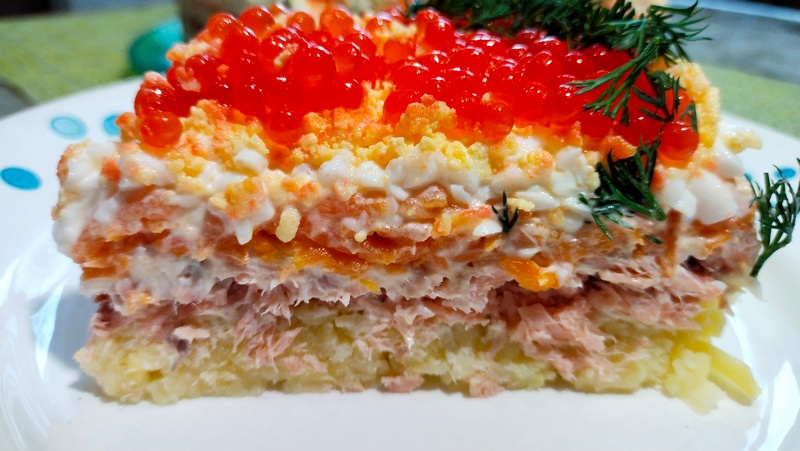 Салат с горбушей соленой. Салат из горбуши горячего копчения с картофелем. Салат с горбушей картошкой. Салат с картошкой и горбушей горячего копчения. Слоёный салат с солёной горбушей.