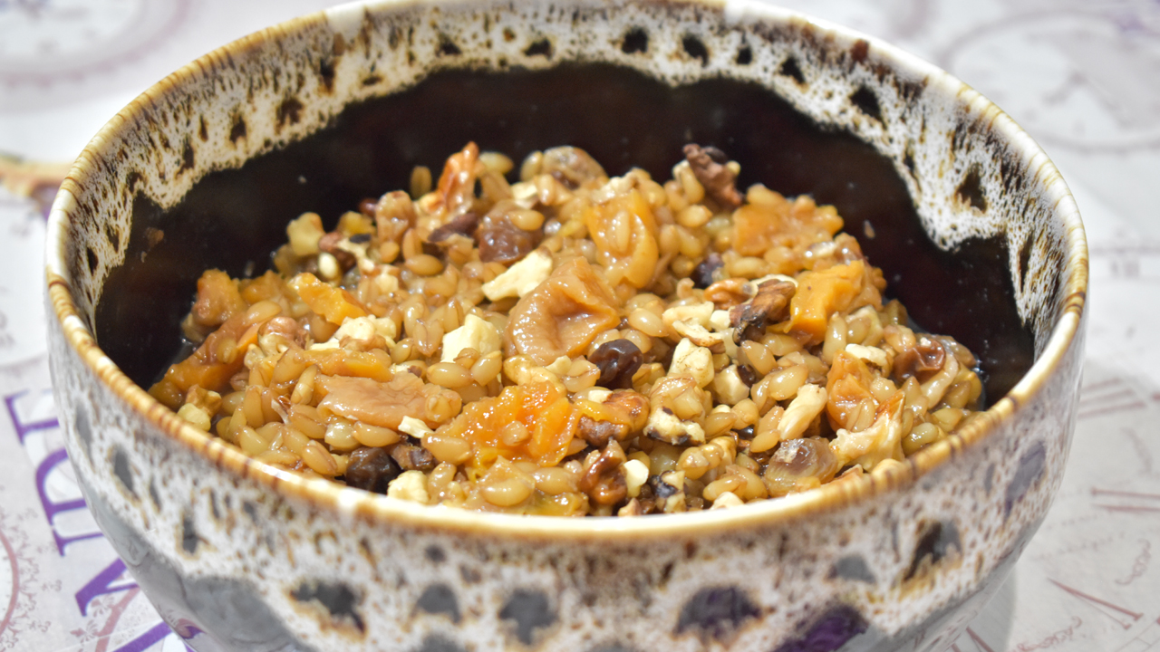 Кутья из пшеницы на рождество с орехами. Кутья. Кутья из пшеницы. Пшеница для кутьи. Кутья на Рождество из пшеницы с узваром.