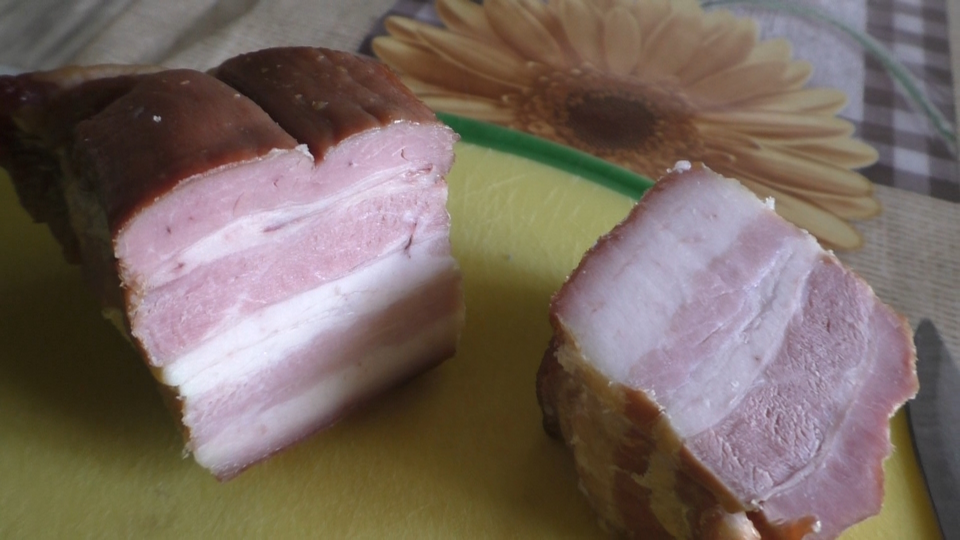 копчение пузанины. копчение пузанины. пузанина копченая. сало с прорезью. корейка свиная копченая.