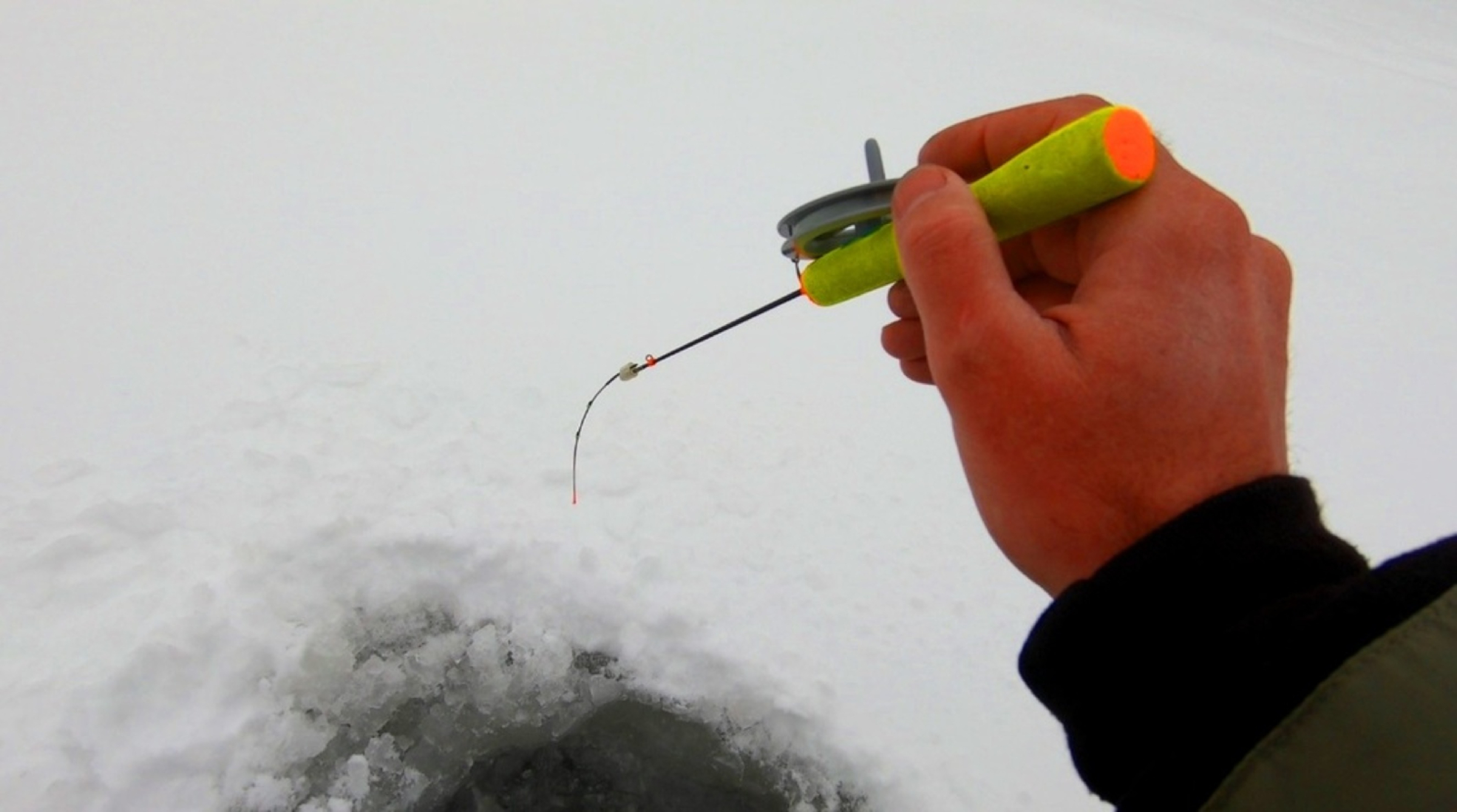 ловля окуня зимой на ваучер видео подводные съемки. зимняя рыбалка подводное видео. щука на льду. рыбы зимой под водой. щука под водой.