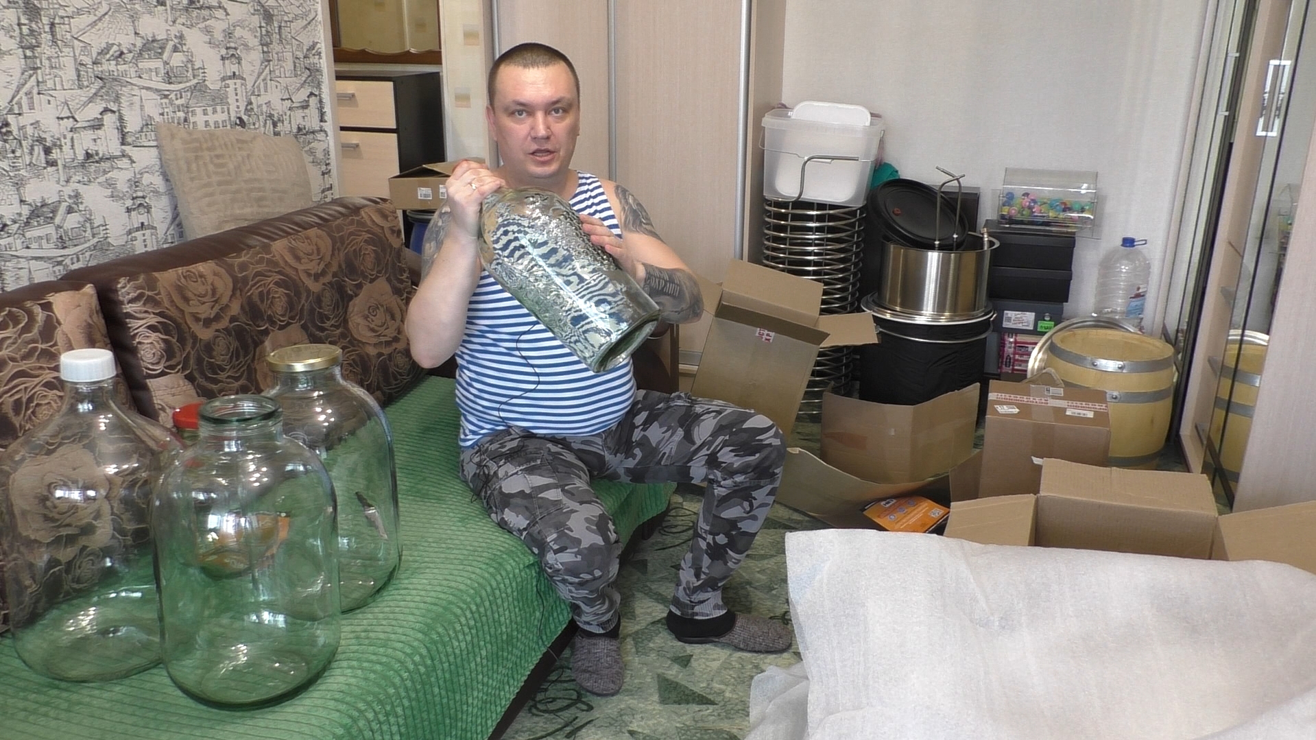 Самогон в пластиковой бутылке. Можно хранить самогон в пластиковых бутылках. Спирт в пятилитровых бутылках. Сколько лет хранится самогон. Спирты в самогоне.