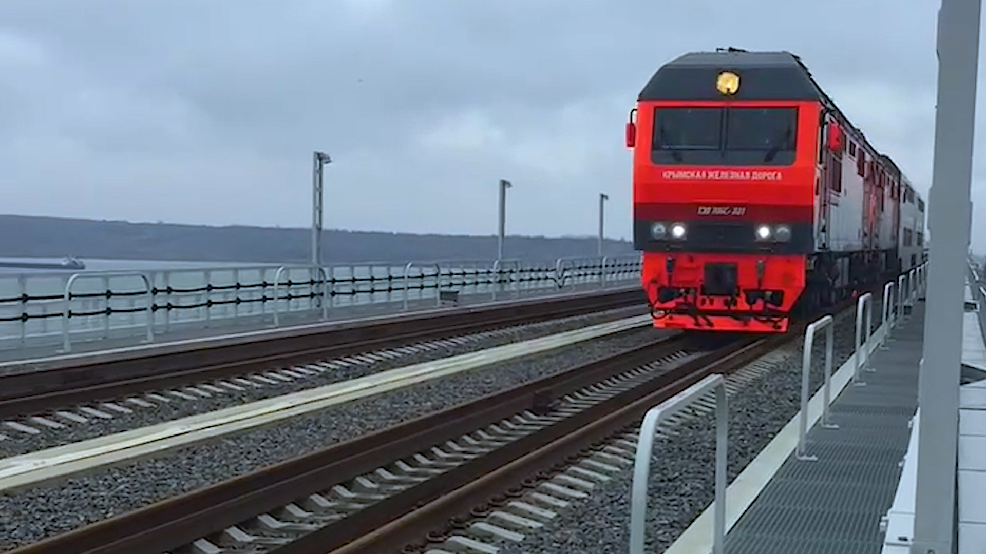 локомотив на мосту. поезд едет по мосту. +иллинойс жд мост. мост локомотив. поезд на мосту.