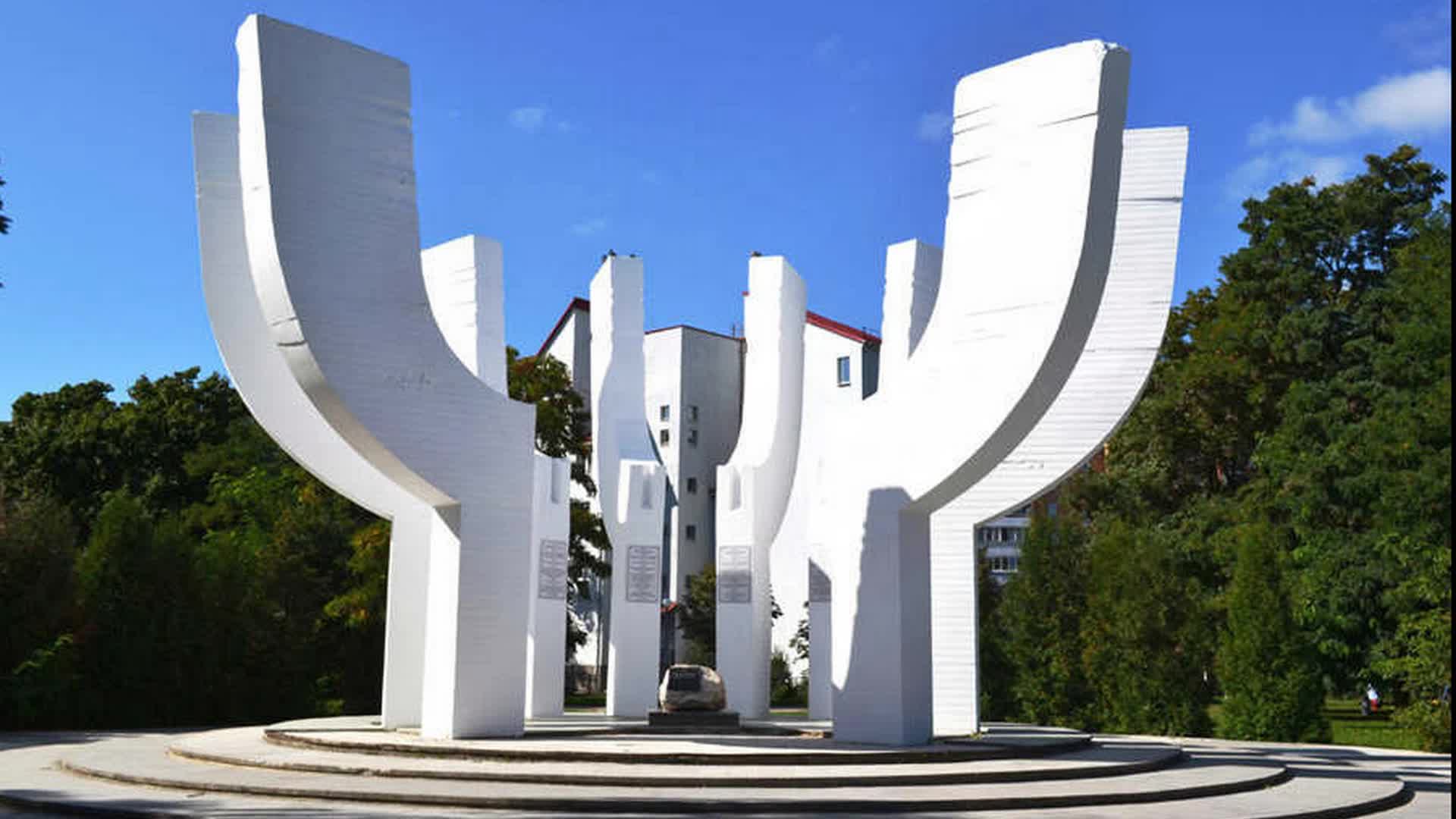 Солигорск города беларуси. Солигорск \первый камень. Памятники Солигорска. Солигорск Беларусь. Беларусь город Солигорск памятник.