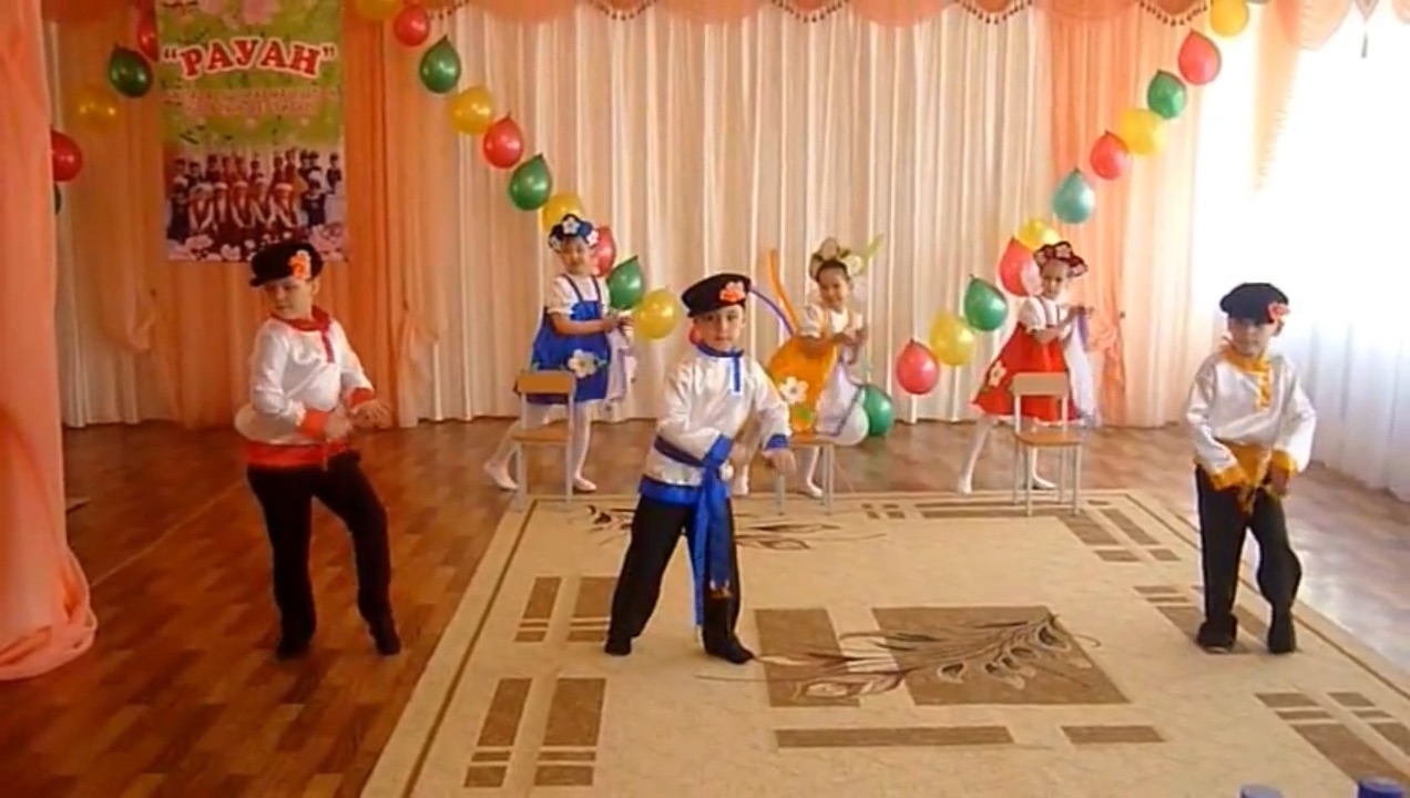 танец стюардесс в детском саду. детский танец с коромыслом. танцы в детском саду бутенко. детский танец ложка. танцы в детском саду бутенко.