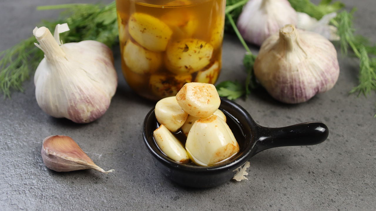 консервированный чеснок. масло с чесноком. консервированный чеснок. масло с чесноком. маринованный чеснок головками.