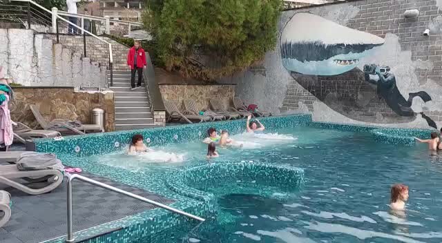 Санаторий кирова бассейн. «ялта-интурист» отель спа. Отели крыма с бассейном с подогревом. Бассейны отеля ялта интурист. Отели в ялте 5 звёзд с аквапарком.