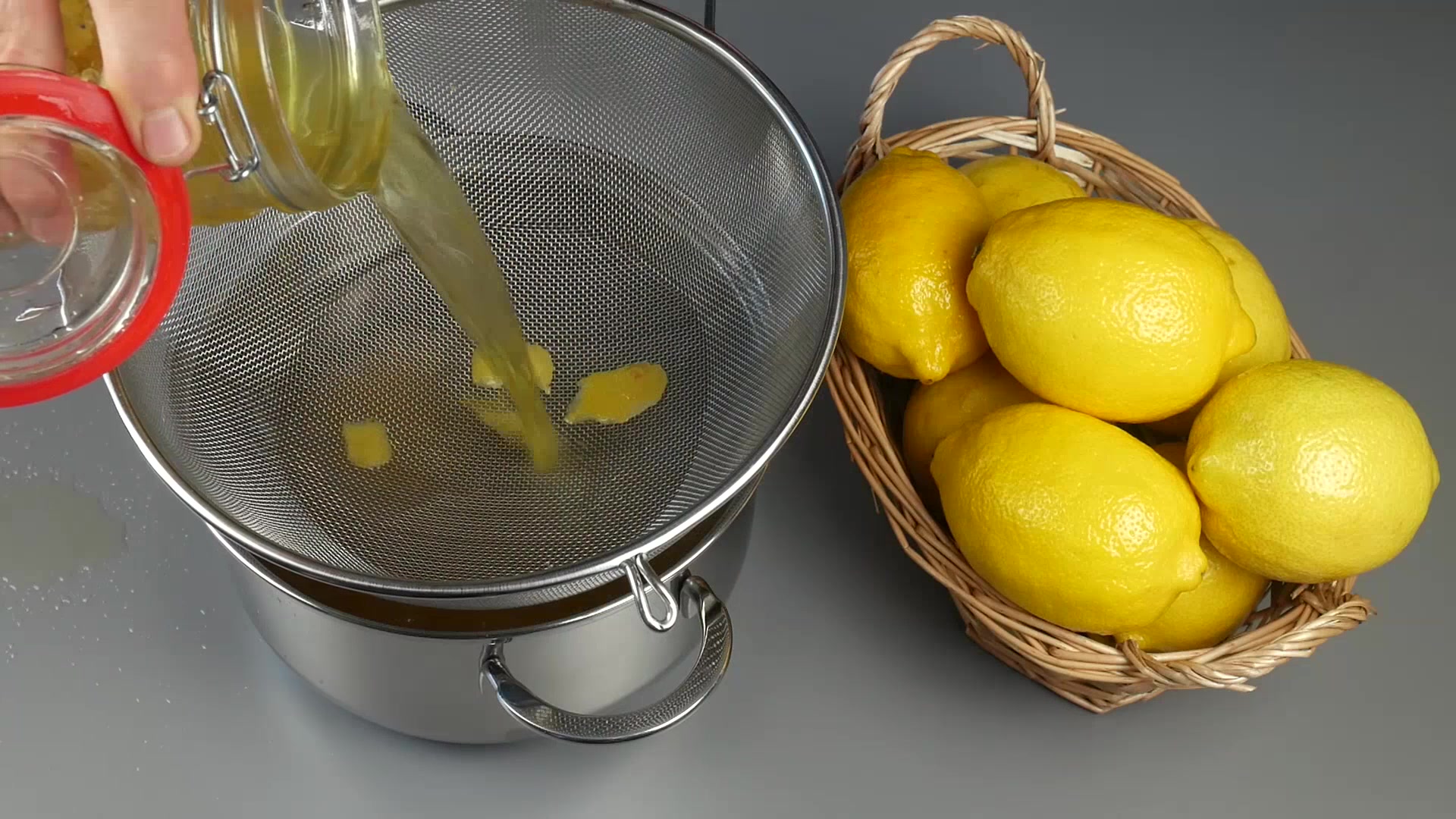 Рецепты приготовления лимончелло на самогоне. Закуска к Лимончелло. Лимончелло подача. Лимончелло магнит. Лимончелло лимон через мясорубку.