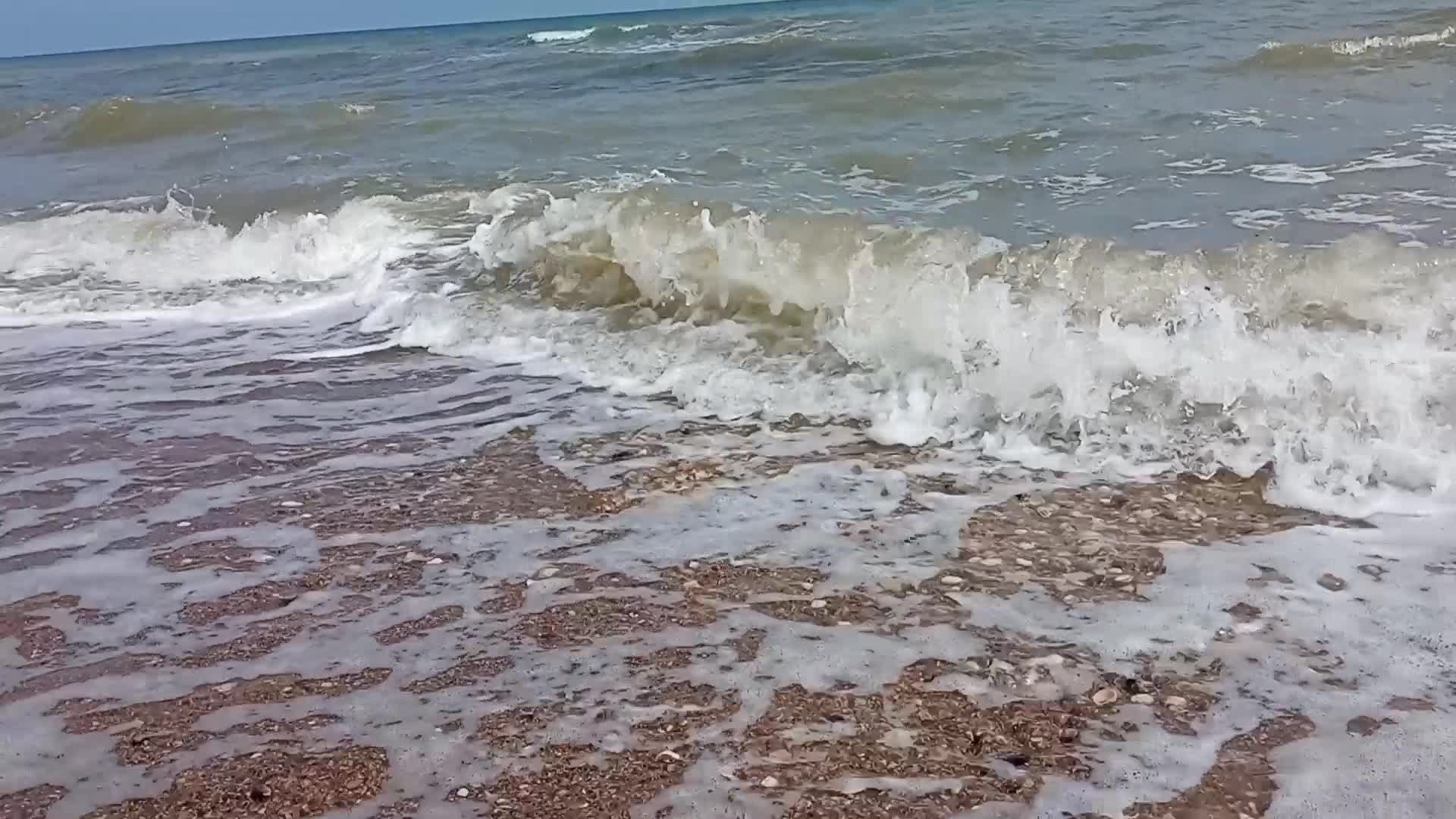 Вода в азовском море сегодня. Море шторм. Шторм на Азовском море. Волнение на море. Лето море ветер.