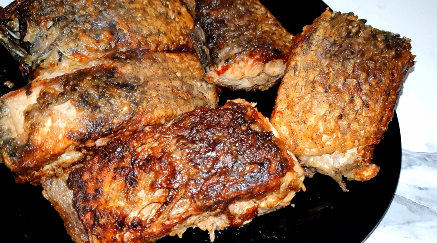 жареный сазан на сковороде в муке. жареный карп. сазан жареный на сковороде. стейк сазана. как вкусно пожарить сазана на сковороде.