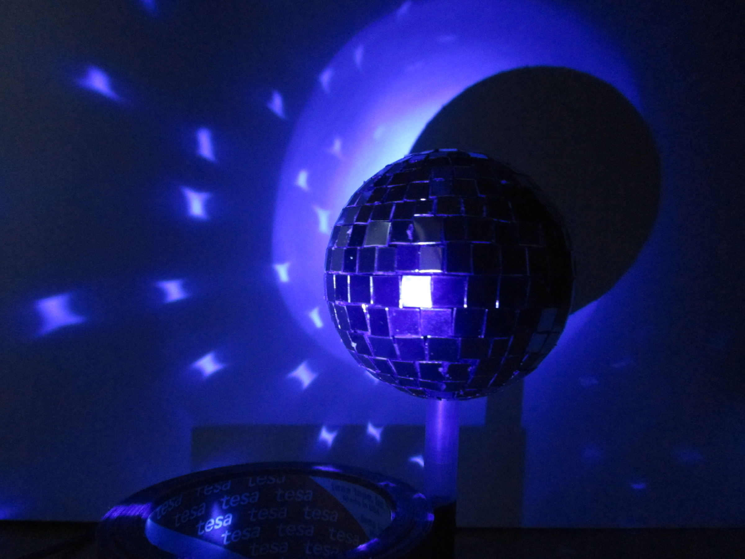 Сделать фото шар. Диско шар прожектор RHD 208. Диско-шар Сигналэлектроникс. Самодельный диско шар. Дискошар из дисков.