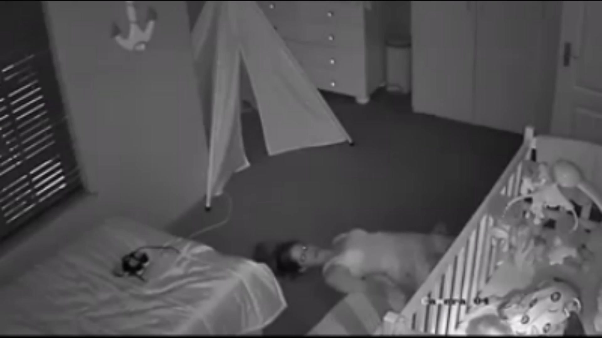 Mother camera. Скрытая камера. Камера наблюдения в спальне. Скрытые камеры в спальные. Скрытая камера в спальном.