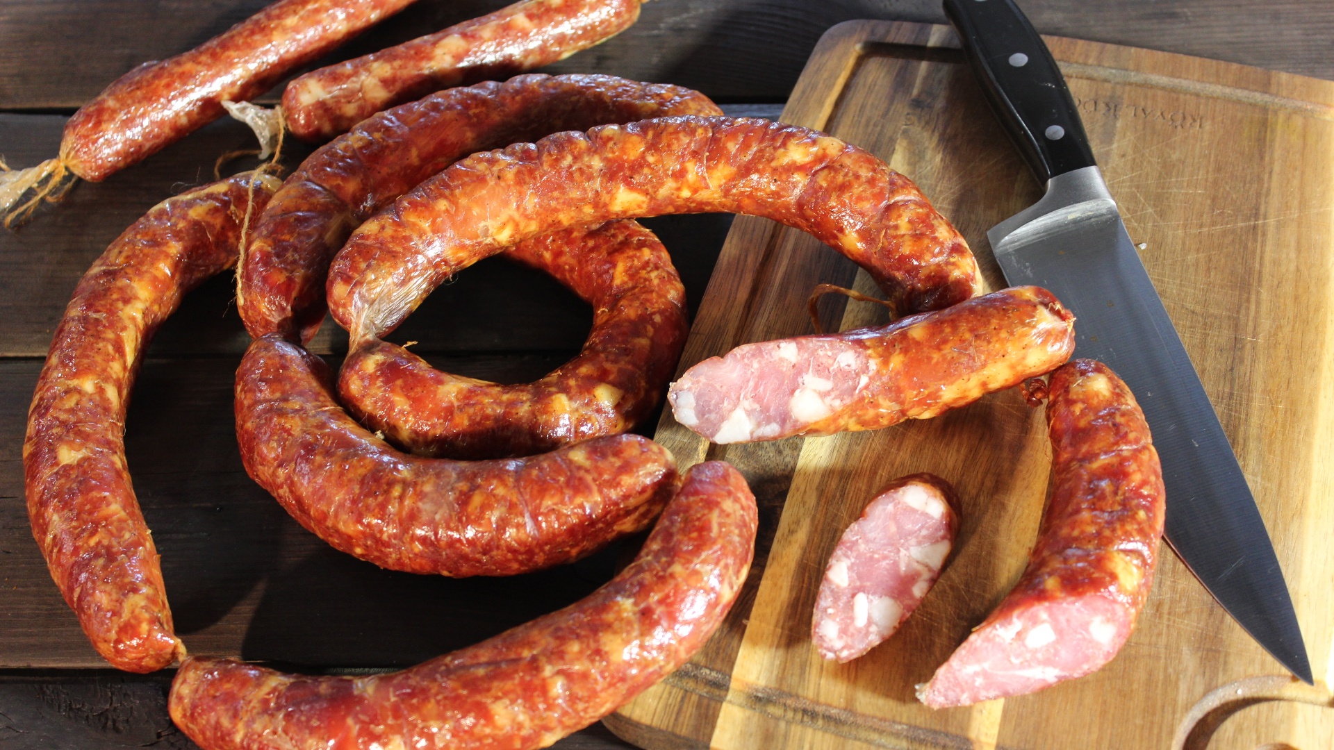 Краковская колбаса горячего копчения. Колбаса в духовке в домашних. Как почистить краковскую колбасу. Краковская колбаса ссср. Изготовление краковской колбасы в домашних условиях.