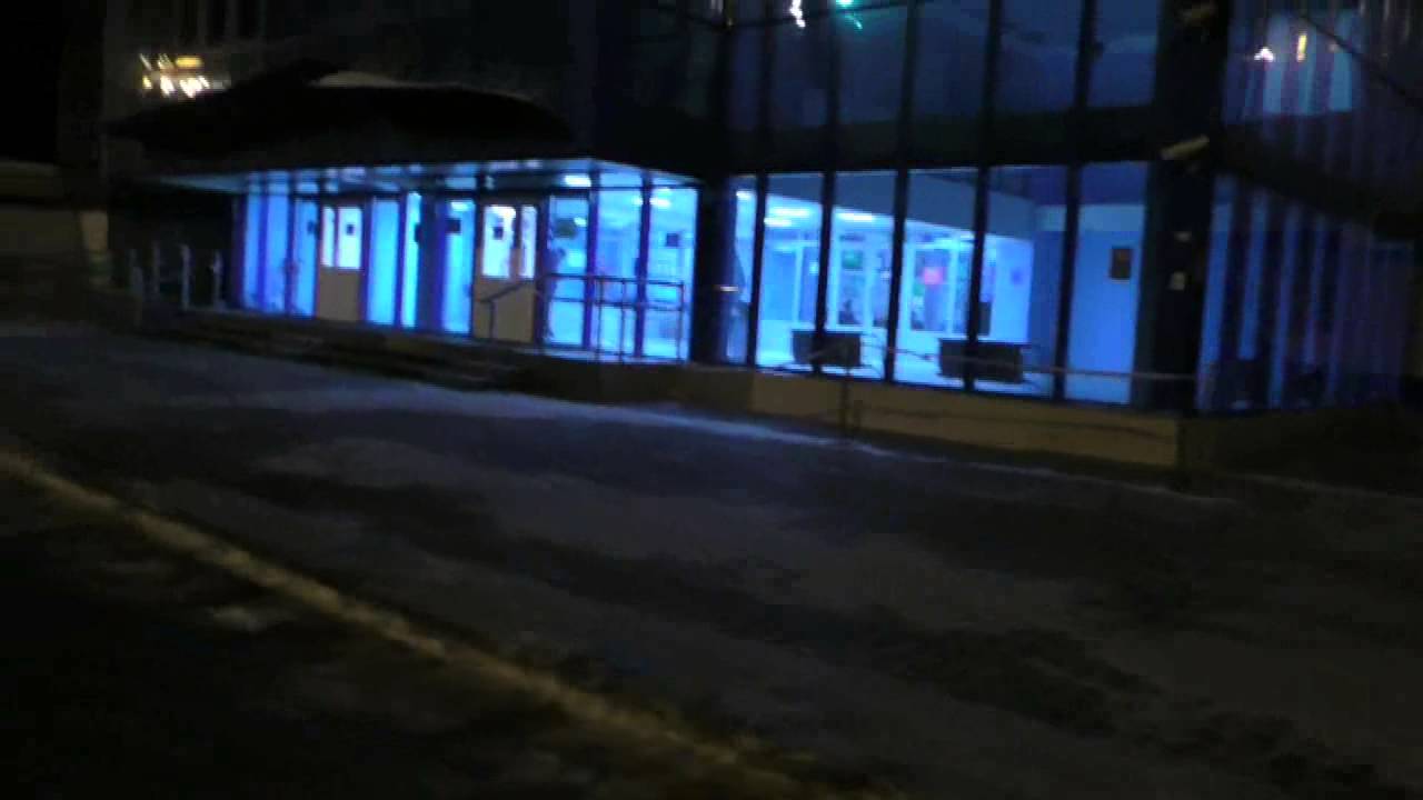 Автостоянка аэропорт емельяново красноярск. Аэропорт Красноярск терминал 2. Аэропорт Емельяново стоянки для авто. Синие горки