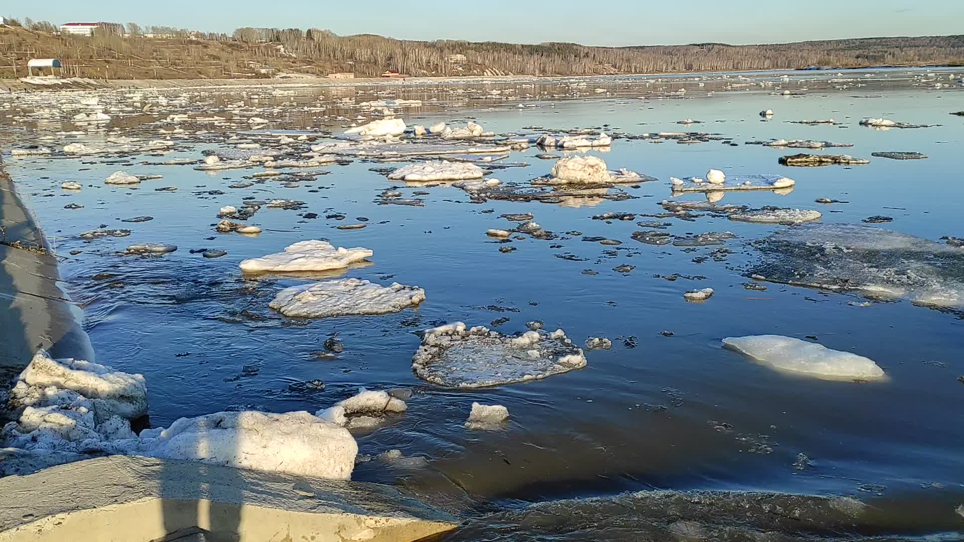 Ледоход на каме 2024. Ледоход на Индигирке 2022. Селенга ледоход. Ледоход в Плесе. Макаров ледоход.