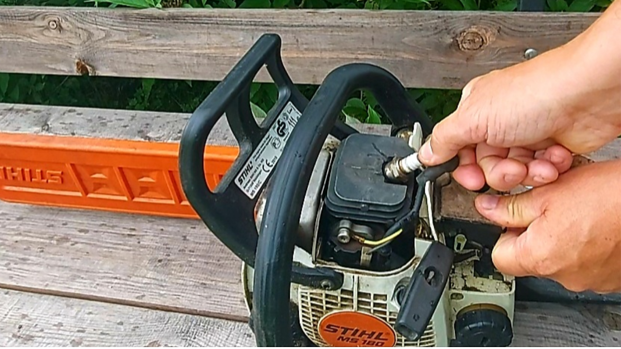 Stihl ms180 как завести. Заводит бензопилу. Включения бензопилы. Заводка бензопилы. Лебедка для бензопилы штиль.