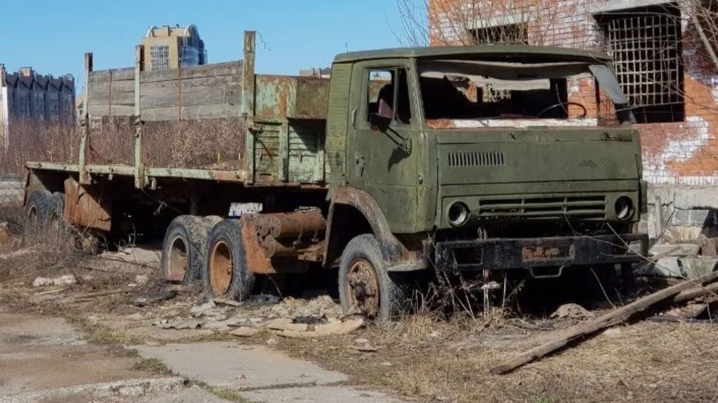 Брошенный груз. КАМАЗ 5320 заброшенный. КАМАЗ 5320 грузовой заброшенный. КАМАЗ 5410 С металлоломом. КАМАЗ 5410 заброшен.