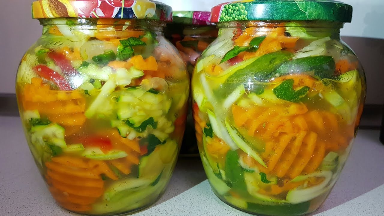 Закуска из огурцов с морковью на зиму. Консервация кабачков. Консервирование кабачков с морковью. Салат из огурцов и кабачков на зиму. Салат из кабачков и моркови на зиму.