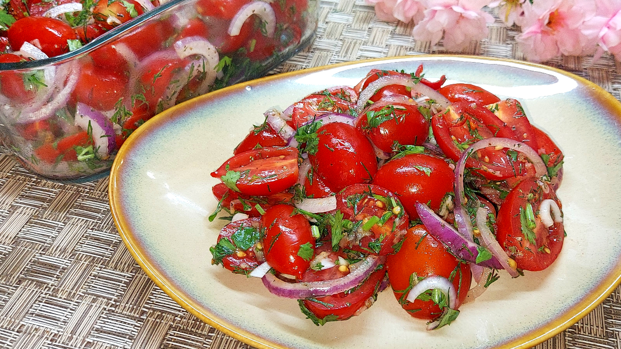 Закуска с огурцами ,помидорами, перцем морковью и чесноком