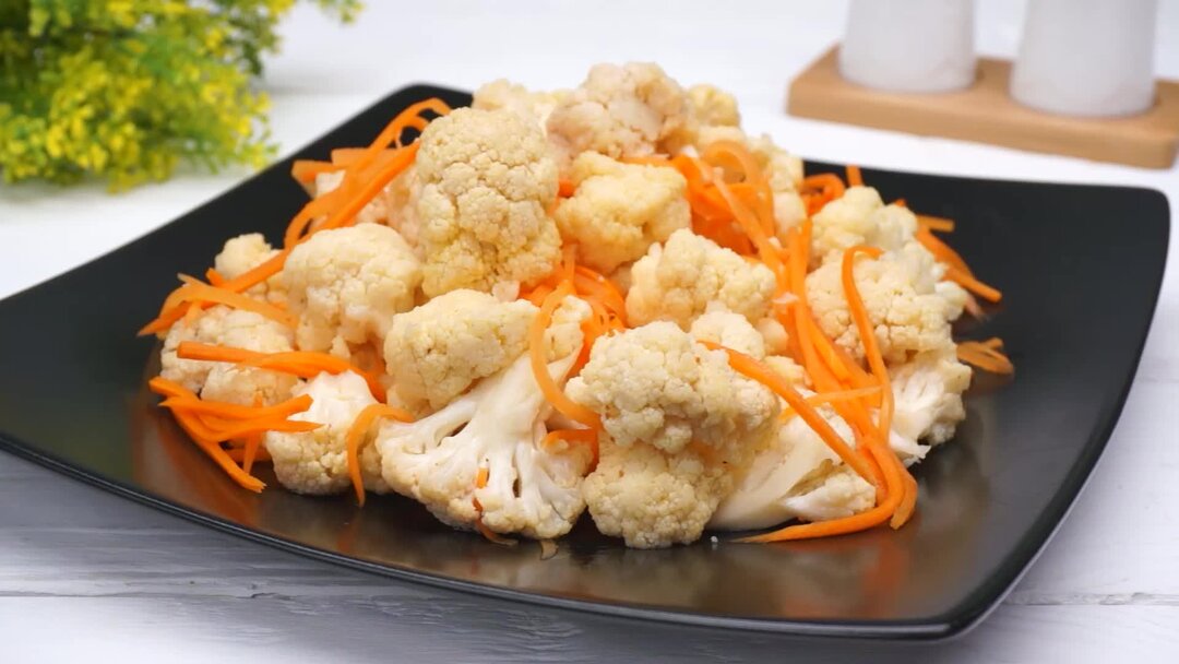 Цветная капуста по корейски хрустящая маринованная. Цветная капуста с морковью по-корейски. Корейские закуски капуста. Цветная капуста с морковью по-корейски. Маринованная цветная капуста.