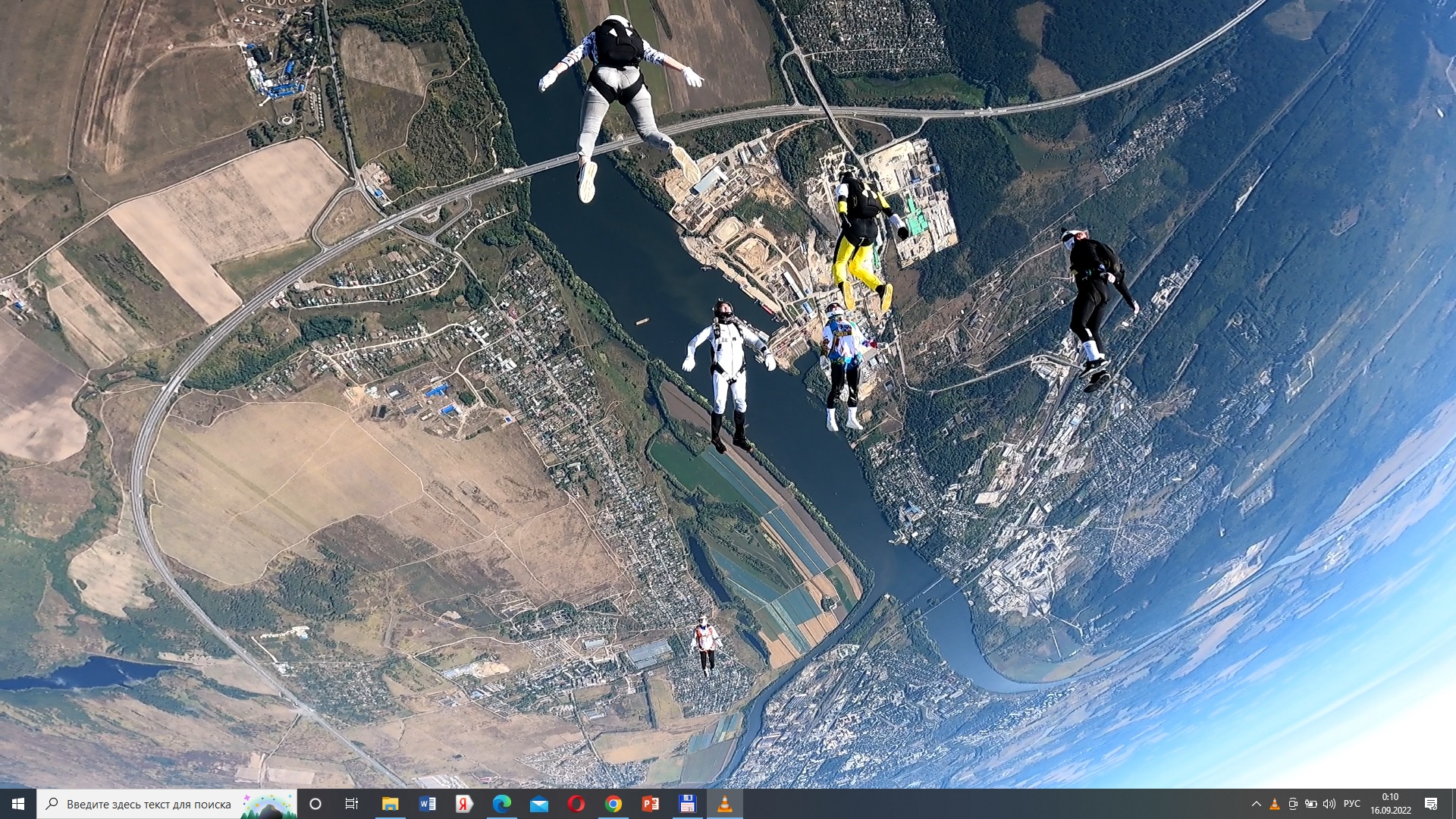 5 минут до моря прикол. лестница к морю. 2 минуты 300 метров.