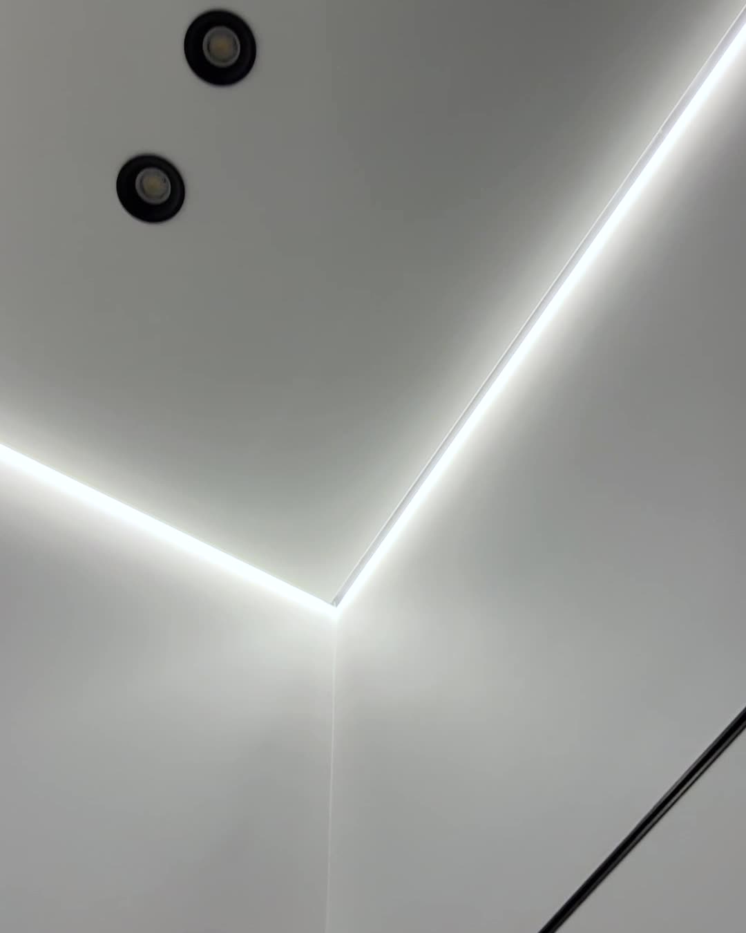 Натяжной потолок с подсветкой по периметру и скрытым карнизом и светодиодными полосами