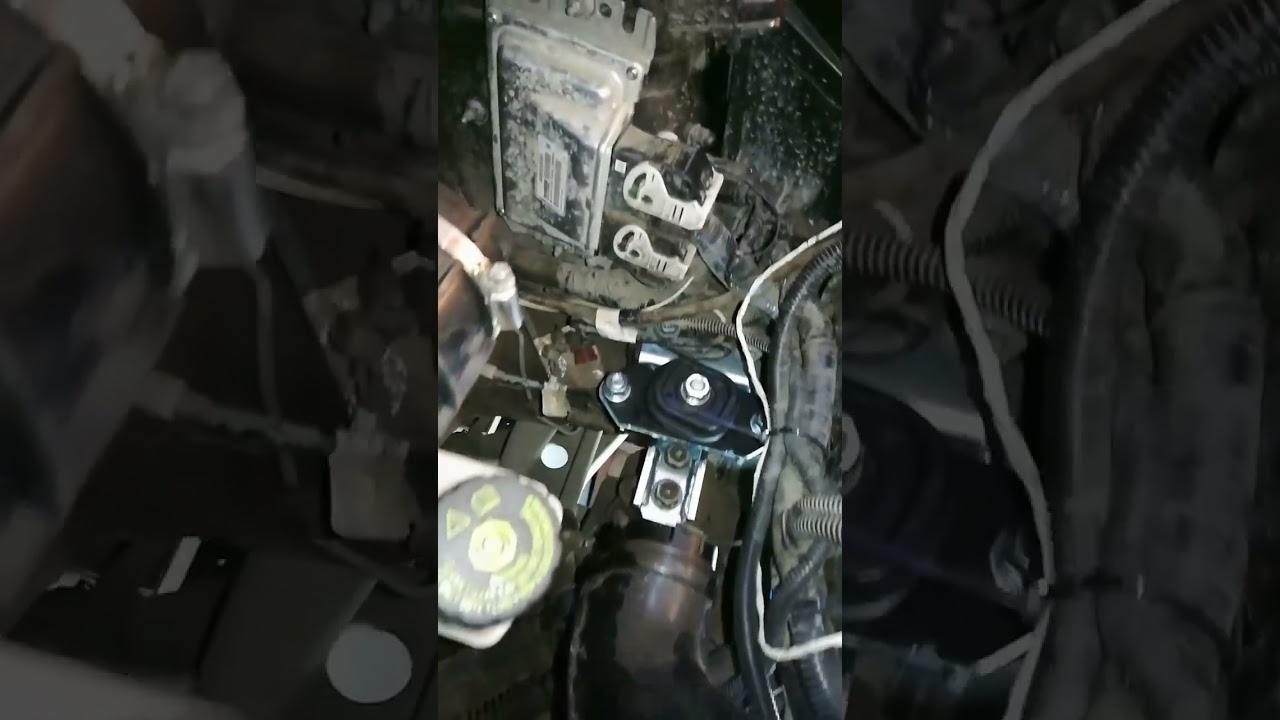 Стучит под капотом. Концевик капота рено меган 2. Цокает под капотом. Рено меган 1 концевик капота. Газовый упор капота рено сценик 2.