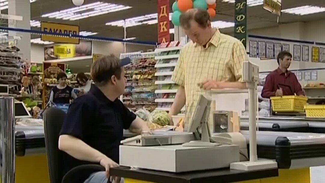 Супермаркет видео. Приколы по продовца. Бабуля в универсаме с сеткой. Крафт-маркет франция. Ревизор в супермаркете.