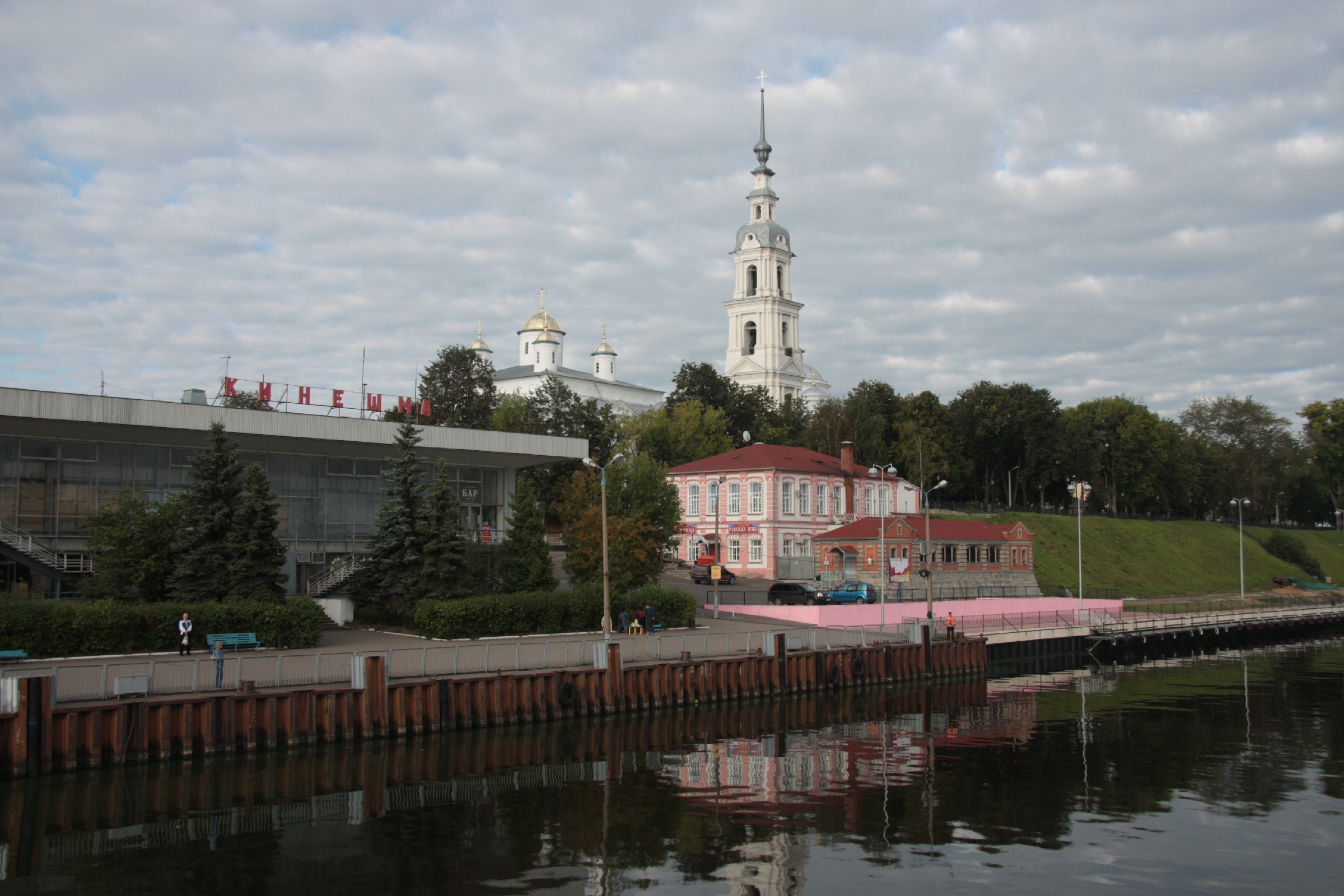 Дни городов ивановская область. Кинешма река. Реки Кинешмы Ивановской области. За Волга город. Кинешма Волга.