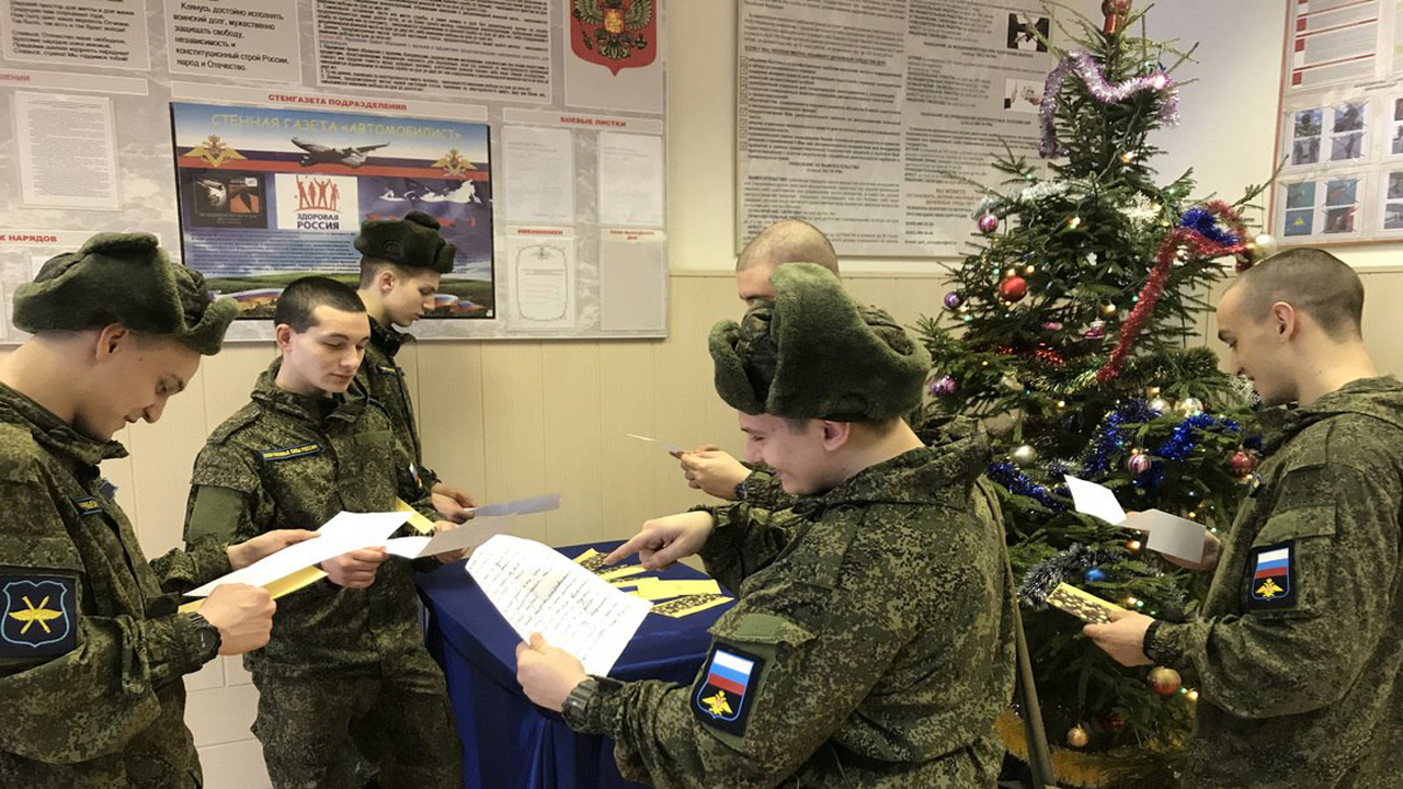 Новогодние солдаты. Новый год в армии. Новогодняя елка в армии. Новый год в войсках. Солдатский новый год.