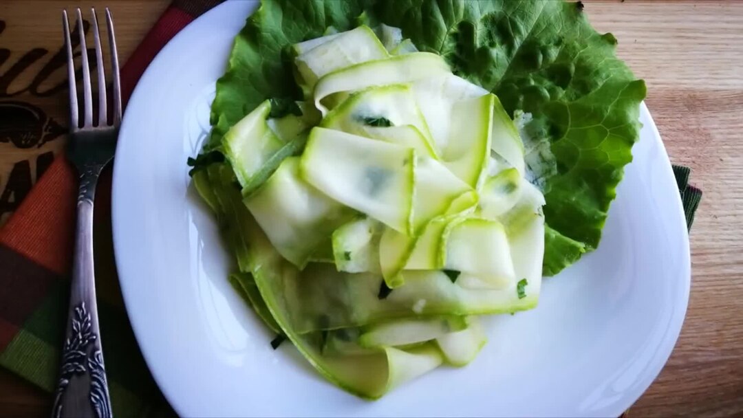 Цыганка кабачки. Цыганка кабачки. Праздничный стол цыганка готовит. Цыганка кабачки. Закуска из кабачков.