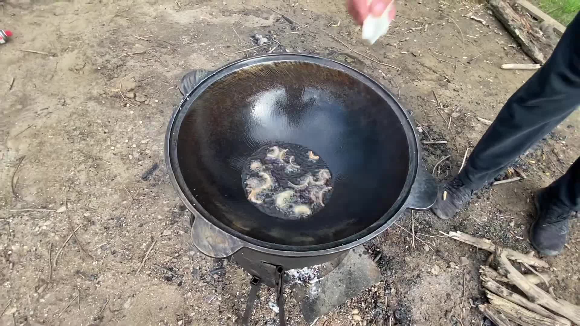 Еда в казане на костре