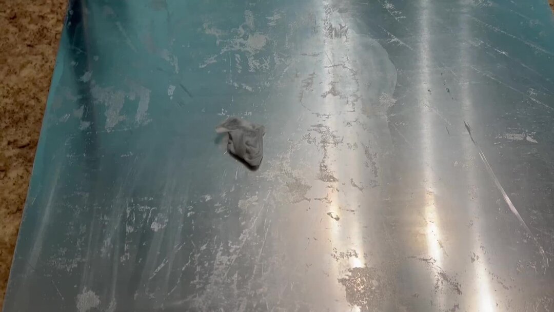 Как удалить остатки скотча или наклеек за 5 минут, чтобы от клейкого ...