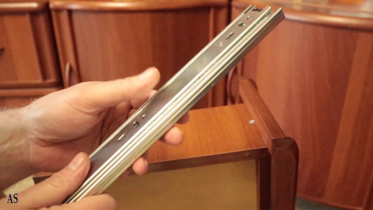 Рейки для ящиков выдвижных. Петли для выдвижных ящиков. Меняем ролики на мебельных направляющих. Роликовые направляющие. Замена шариковых телескопических направляющих на кухне.