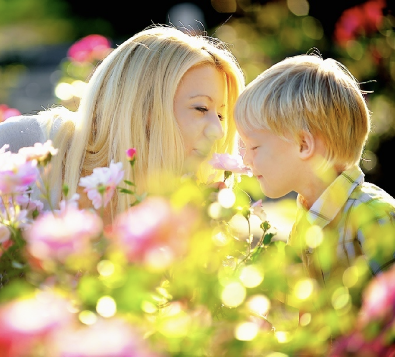 Женское счастье в детях. Дети с цветами. Цветы для детей. Мама с малышом и цветами.