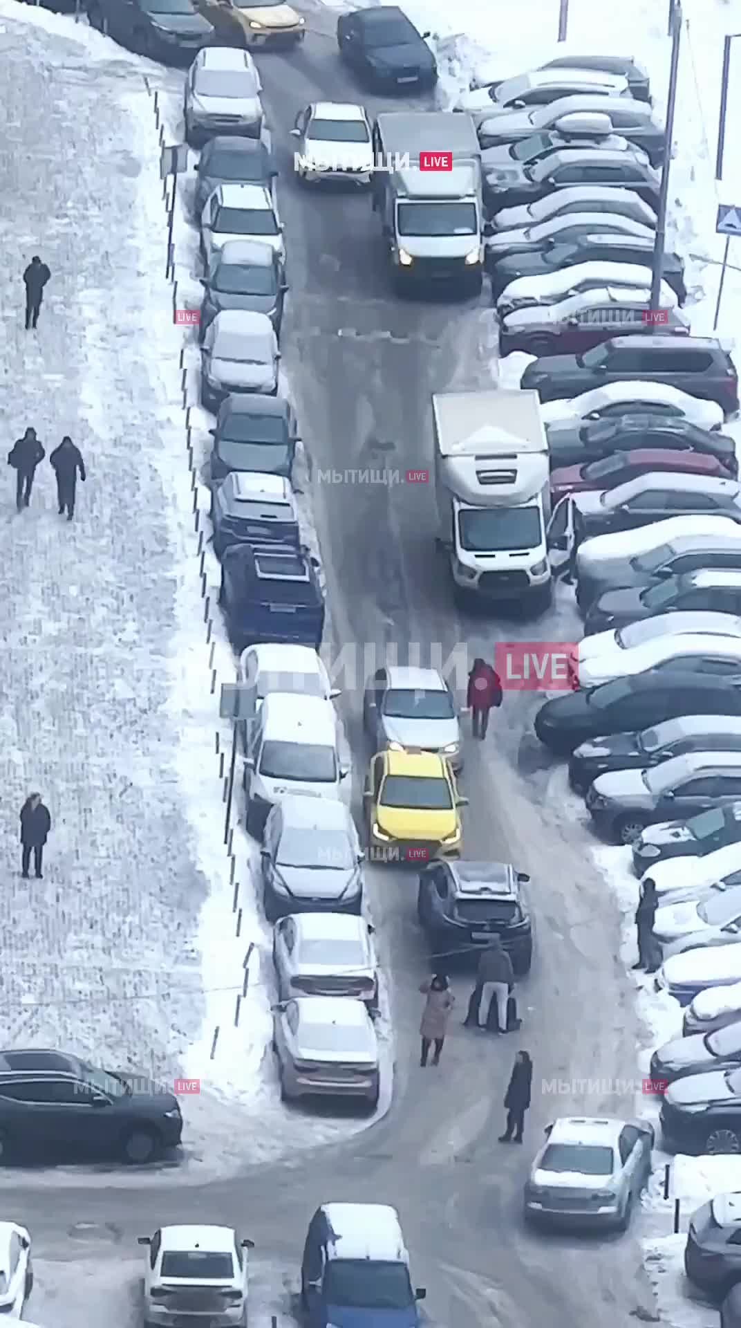 МЫТИЩИ.LIVE | Новости и жизнь | Подмосковье | 🚕 Таксист задержал  нетрезвого водителя в Мытищах и удерживал его на месте до прибытия ГИБДД.  Видео показывает, как таксист удерживает водителя кроссовера, не позволяя