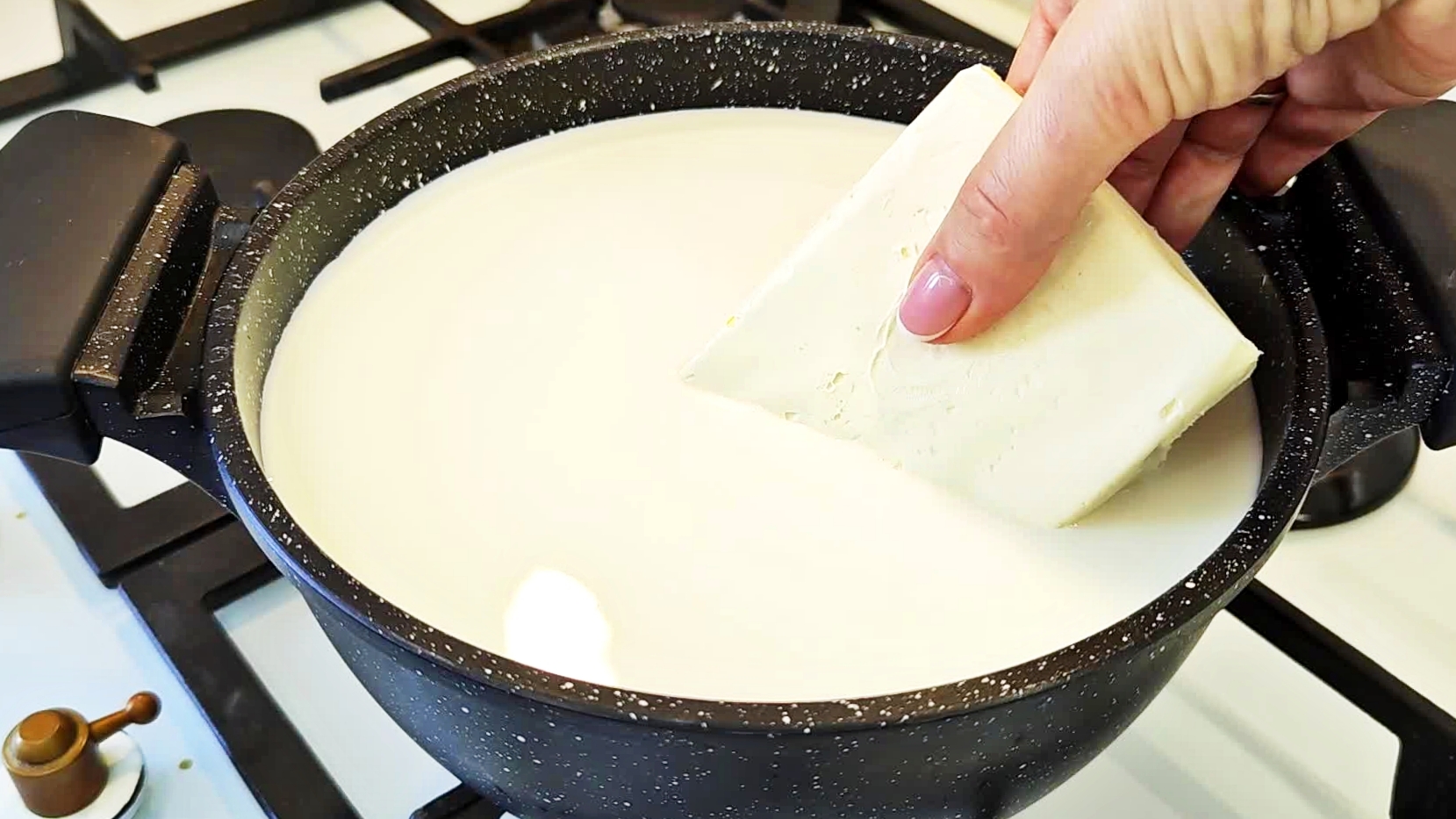 В тесто добавляют масло. Зачем добавлять масло в тесто. Боввы на молоке. Как понять прокисли ли сливки. Для чего в тесто добавляют масло
