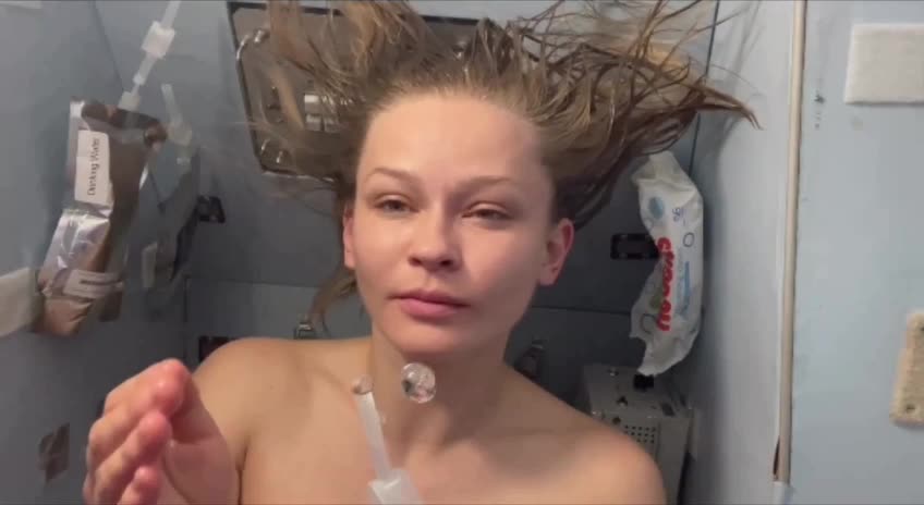 Пересильд юлия космос экипаж. Юлия пересильд в космосе волосы дыбом. Актриса на мкс. Юлия пересильд 2021 космос. Билет на космос на мкс.