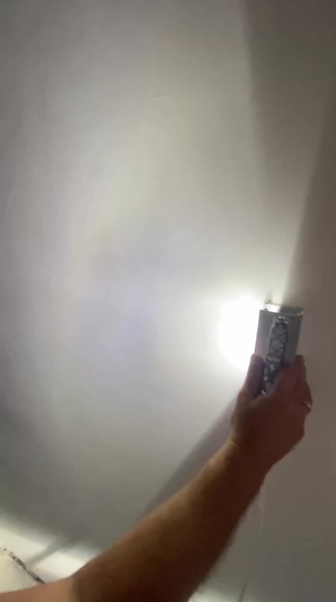 MrNadzor | Малярные работы Проверяем качество шпатлевки стен лампой ...