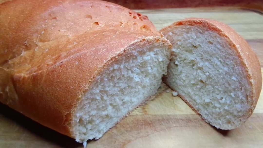 простые батоны на воде. батон простой из пшеничной муки 1-го сорта. батон хлеба. батон студенческий.