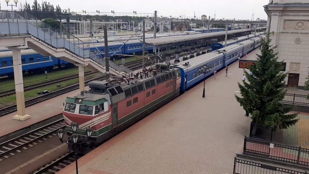 Станция брест центральный. Поезд полоцк брест. Штадлер минск брест. Поезд тересполь брест. Станция брест центральный.