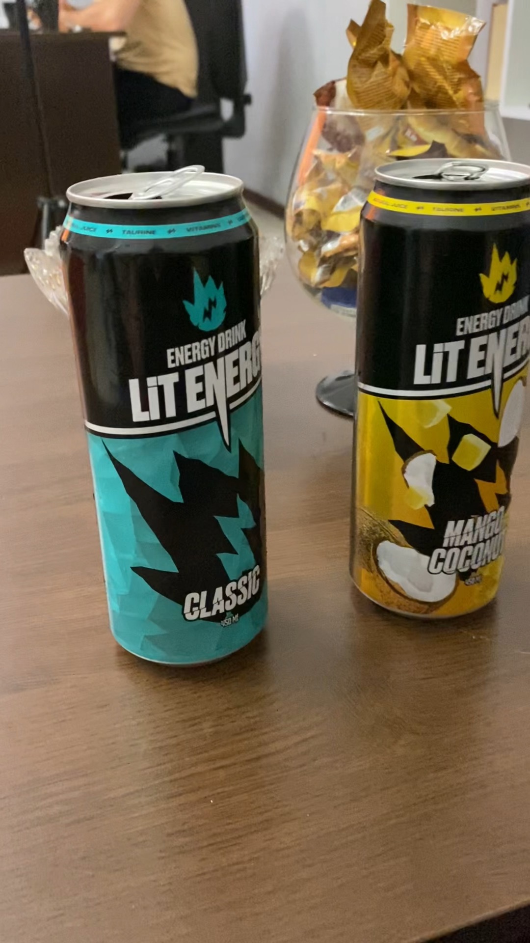 Монстр энерджи мем. Энергетический напиток монстер. Мемы про энергетики. Энергетик флеш в бутылке. Вкусы энергетика литвина.