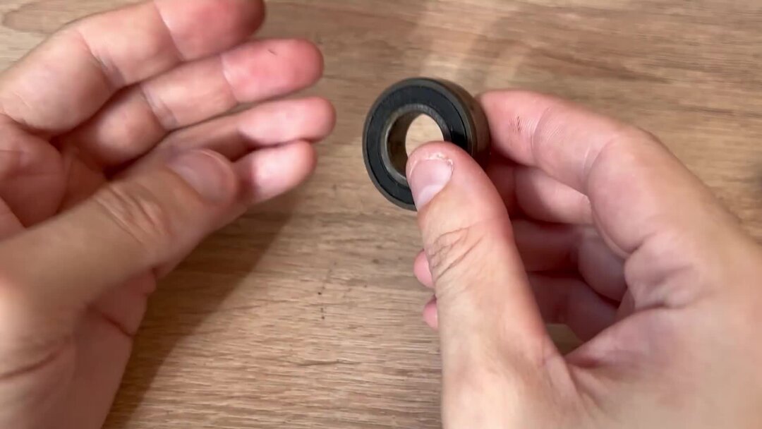 Больше не снимаю пыльник, чтобы смазать подшипник. Делюсь проверенным ...